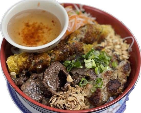 66. Lemon Grass Beef, chicken, spring roll with Rice Vermicelli
